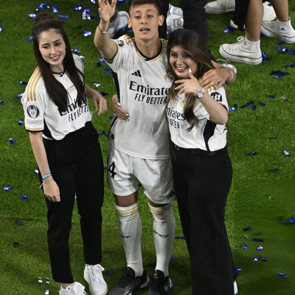 Arda Güler mit seiner Freundin Duru und seiner Schwester auf dem Platz des Estadio Santiago Bernabeus