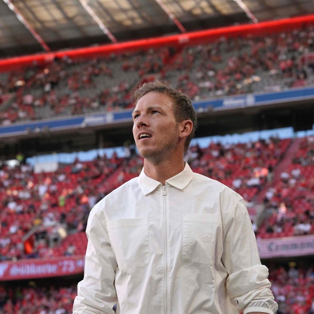 Julian Nagelsmann mit weißem Hemd im Stadion bei einem Spiel des FC Bayern München.