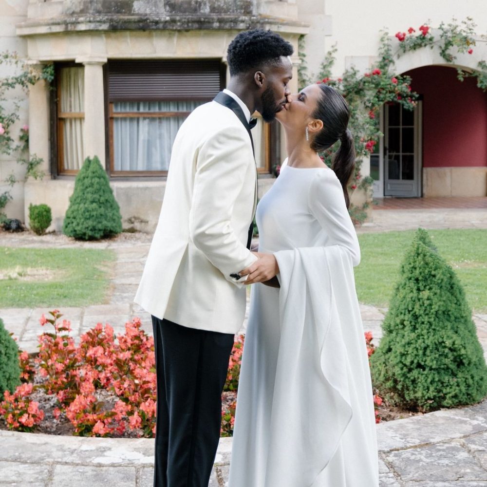 Patricia Morales und Athletic Bilbao-Profi Iñaki Williams küssen sich bei ihrer Hochzeit am 1. Juni 2024