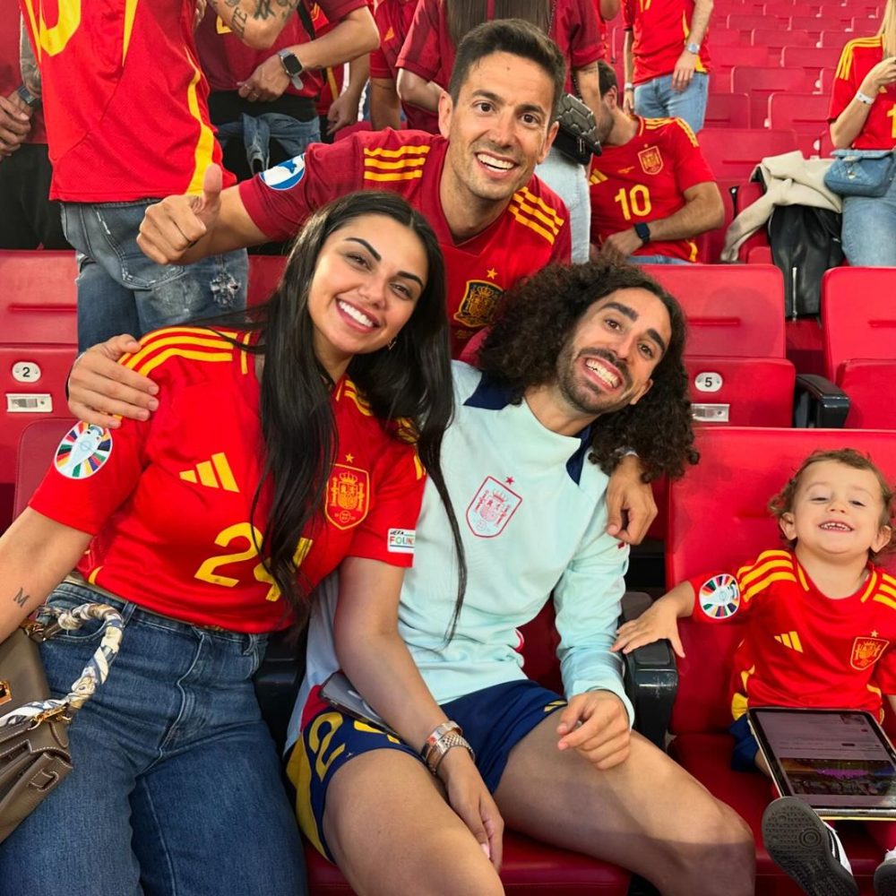 Claudia Rodriguez und Abwehrspieler Marc Cucurella feiern Spaniens Halbfinaleinzug.