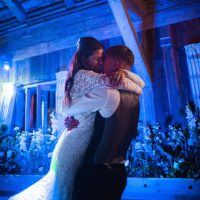 Lina und Joshua Kimmich umarmen sich innig auf ihrer Hochzeit im Juni 2022.