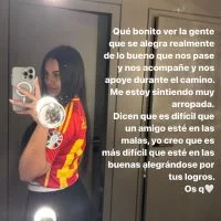 Marc Cucurellas Partnerin Claudia Rodriguez posiert im Spanien-Trikot vor dem Spiegel und wendet sich mit einem Text an ihre Follower