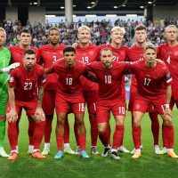 Die dänische Nationalmannschaft posiert vor ihrem ersten Gruppenspiel bei der EM 2024 gegen Slowenien.