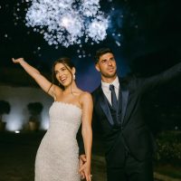 Sandra Garal und Marco Asensio bei ihrer Hochzeit im Sommer 2023 mit einem Feuerwerk im Hintergrund.